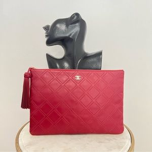 Chanel
Double Stitched Tassel O-Case Clutch